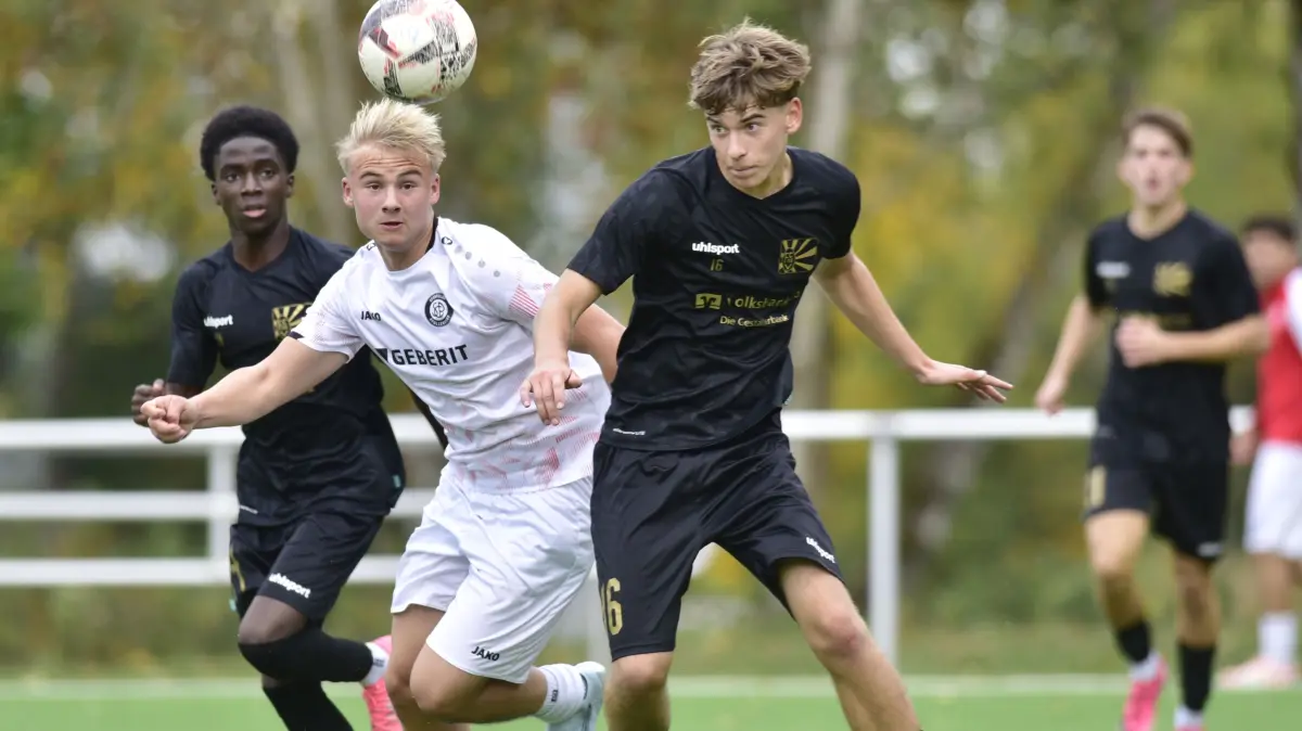 Für die Villinger B-Junioren (schwarze Trikots), hier im Pokal gegen Pfullendorf, gab es die nächste Niederlage.