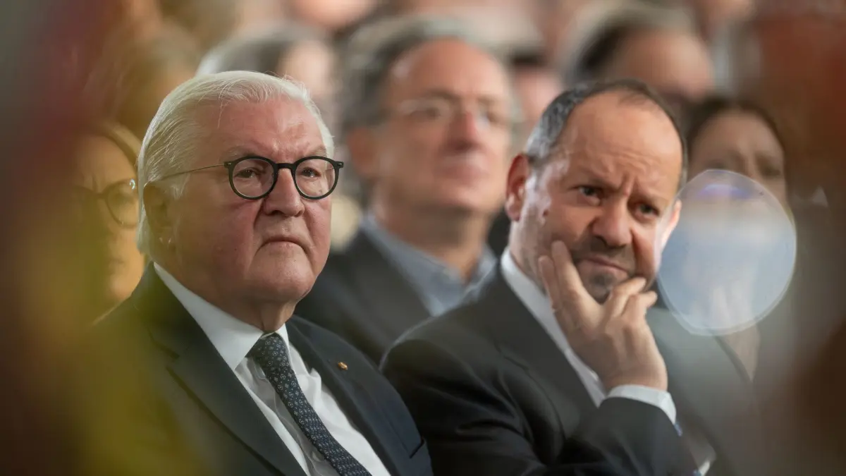 Übergabe Friedenspreis des Deutschen Buchhandels: 11.10.2026, Hessen, Frankfurt/M.: Frank-Walter Steinmeier (l), Bundespräsident, und Preisträger des Friedenspreises des Deutschen Buchhandels, Philippe Sands, nehmen an der Preisverleihung teil.
Traditionell wird zum Abschluss der Buchmesse der Friedenspreis des Deutschen Buchhandels verliehenen. Foto: Hannes P. Albert/dpa POOL/dpa +++ dpa-Bildfunk +++
