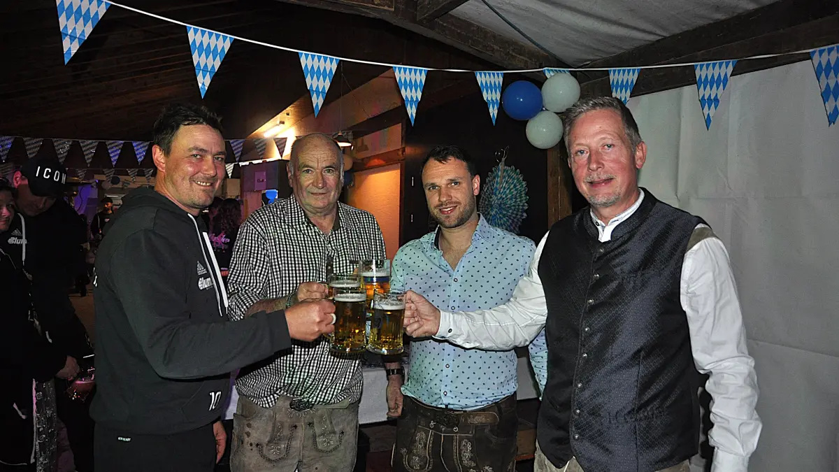 Ein Prosit auf das erste Oktoberfest (v. li.): Daniel Sütterlin, Klaus Lauber, Patrick Streule und Thomas Tiedemann.