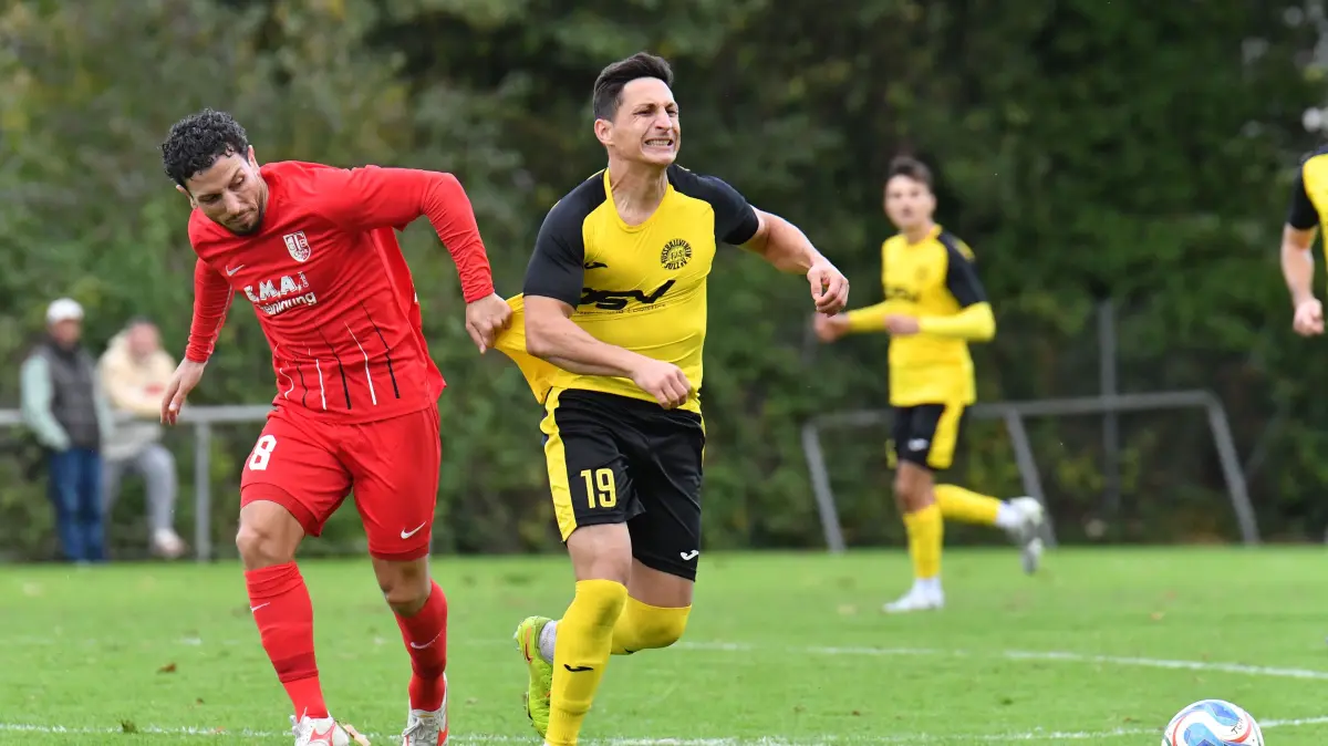TGB Lahr (Rot) gegen Sulz (in Gelb). Im Sulzer Trikot ist der Spielertrainer Ümit Sen.