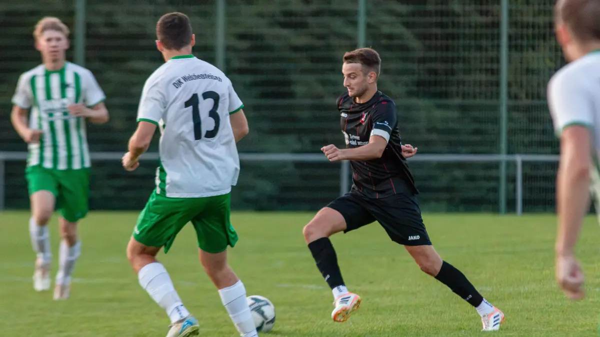 Kai Schwendemann (rechts) erzielte das 2:0 für den SV Steinach im Heimspiel gegen den FV Unterharmersbach