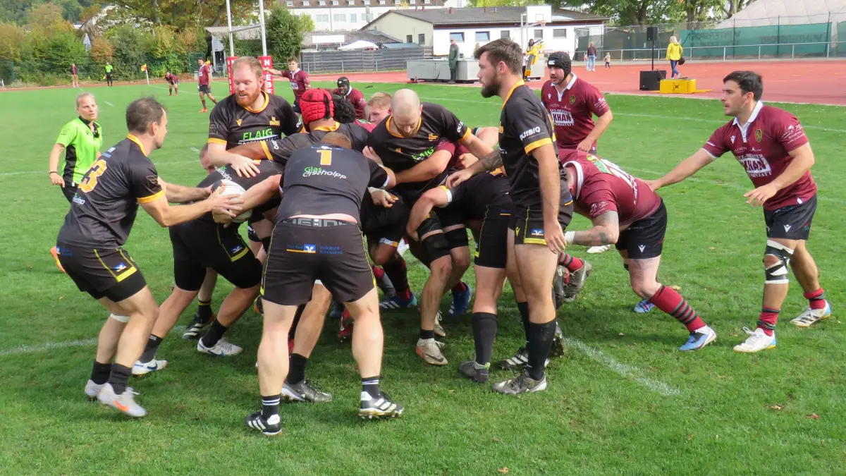 Gedrängehalb Robert Carr öffnet das Spiel nach einem Ruck. Am Ende siegte der RC Rottweil mit 19:18 in Heidelberg.