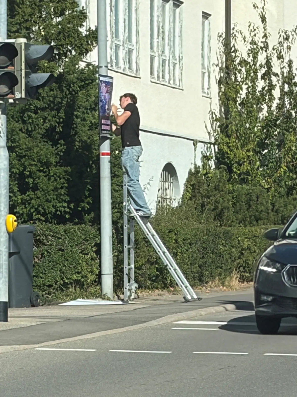 Auch Sohn Elias Abel hat bei der Werbe-Plakatierung für das Benefizkonzert geholfen.