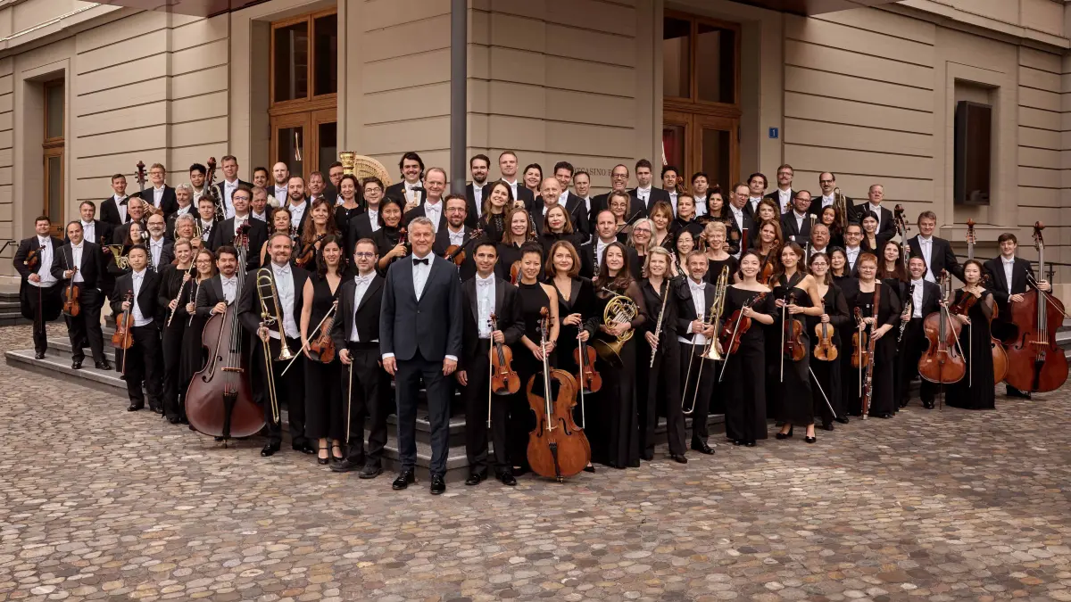 Das Sinfonieorchester Basel vor dem Basler Stadtcasino, seinem Konzerthaus.