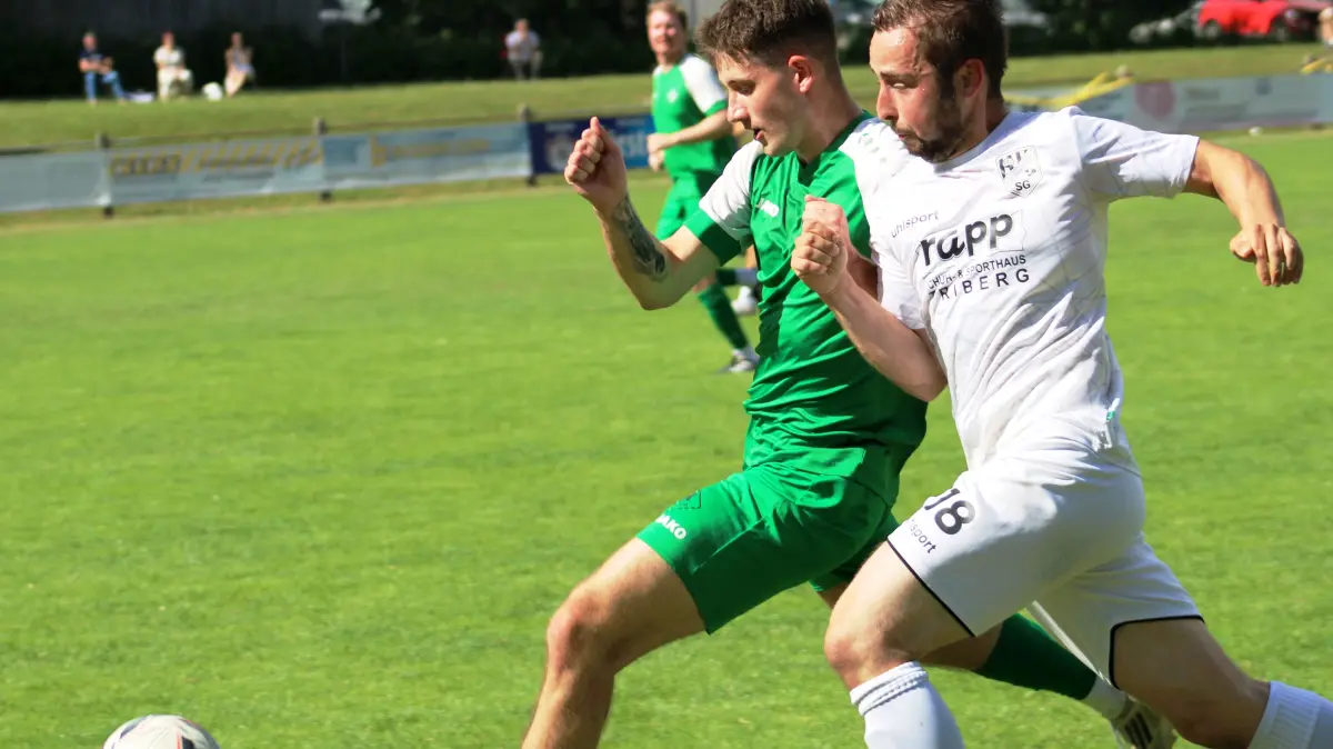 Nico Rosenfelder mit der DJK Villingen (links) und Simon Scherzinger mit der SG Triberg/Nussbach punkteten im Tabellenkeller.