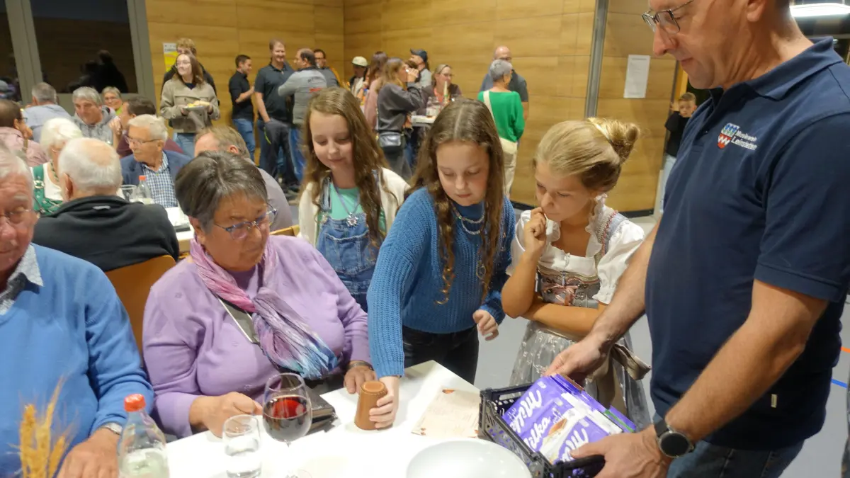 Das "Scholdern" um Schokolade ist bei der Herbstkirbe in Leinstetten (Kreis Rottweil) fester Bestandteil.