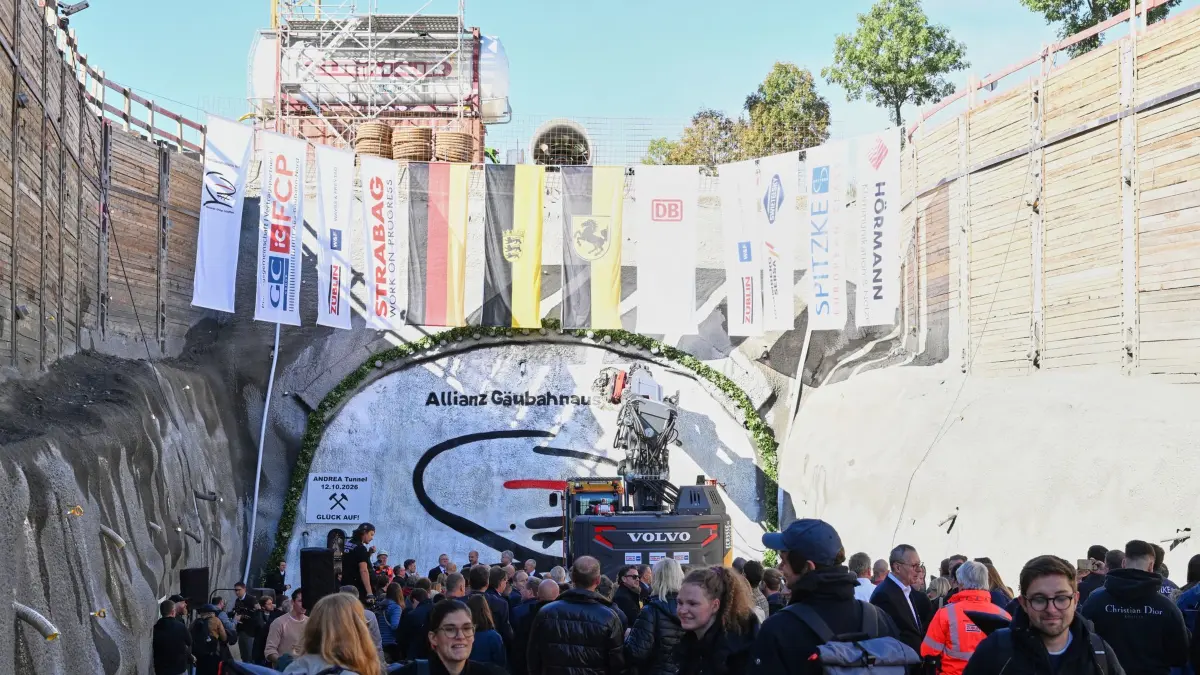 Symbolischer Baustart Pfaffensteigtunnel: 12.10.2026, Baden-Württemberg, Stuttgart: Gäste stehen auf der Baustelle vor dem symbolischen Baustart des Pfaffensteigtunnels. Der rund elf Kilometer lange Pfaffensteigtunnel ist ein wichtiges Bauwerk des Gäubahn-Ausbaus zwischen Stuttgart, Singen und der Schweizer Grenze. Künftig soll er die bestehende Gäubahn über den Stuttgart Flughafen Fernbahnhof direkt mit der neuen Stuttgart-21-Infrastruktur und dem Stuttgarter Hauptbahnhof verbinden. Foto: Bernd Weißbrod/dpa +++ dpa-Bildfunk +++