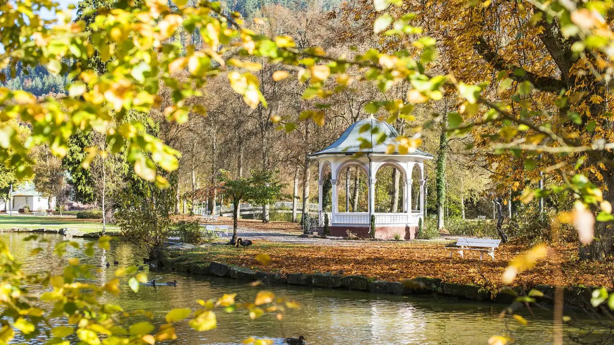 Der Kurpark in Bad Liebenzell im Herbst