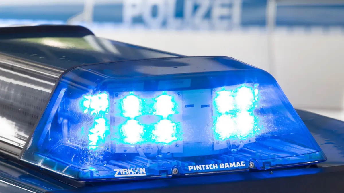 Polizei - Symbolbild: Ein Blaulicht leuchtet auf einem Streifenwagen der Polizei. (zu dpa: «Unbekannte feuern mehrfach auf Haus in Berlin-Reinickendorf»)