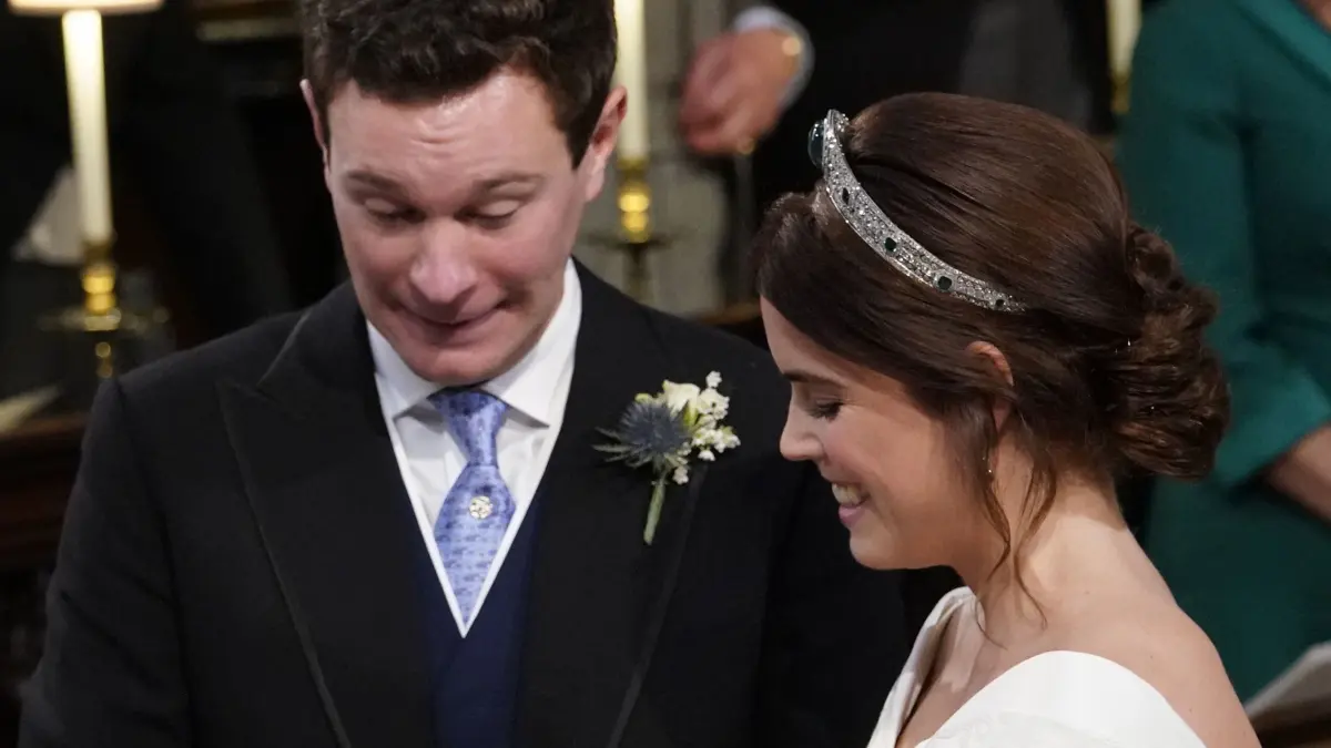 Prinzessin Eugenie lächelt, als ihr Jack Brooksbank 2018 in der St.-Georges-Kapelle von Schloss Windsor den Ehering an den Finger steckt.