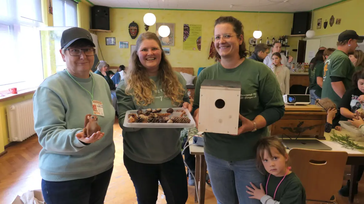Alexandra Pies (links), Jacqueline Hettich (mitte) und Nadja Weißer bastelten mit Kindern und Jugendlichen Kobel.