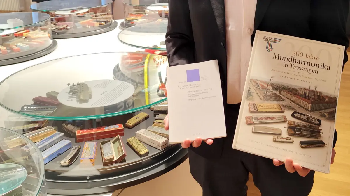 Seit gut zwei Jahren ist Salvatore Martinelli Leiter des Deutschen Harmonikamuseums, das er Ende des Jahres auf eigenen Wunsch verlassen wird. In dieser Zeit sind neben etlichen Projekten und Weiterentwicklungen auch die Biographie des Akkordeonbaumeisters Giovanni Gola (links) und der Bildband „200 Jahre Mundharmonika in Trossingen 1827 - 2027“, die Ende Oktober veröffentlicht werden, entstanden.