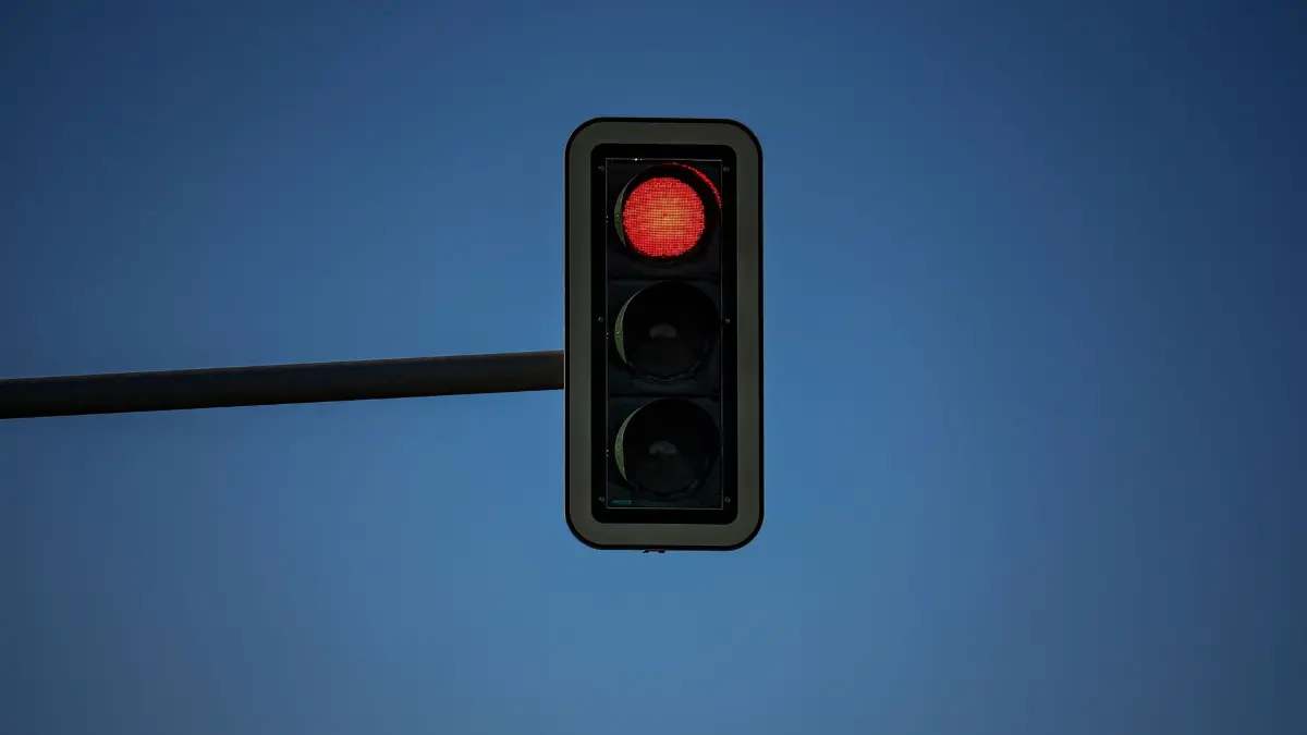 Rote Ampel: Eine Ampel zeigt Rot an einer Kreuzung (zu dpa: «Unfall auf der B304: Kleinkind und vier Erwachsene verletzt»)