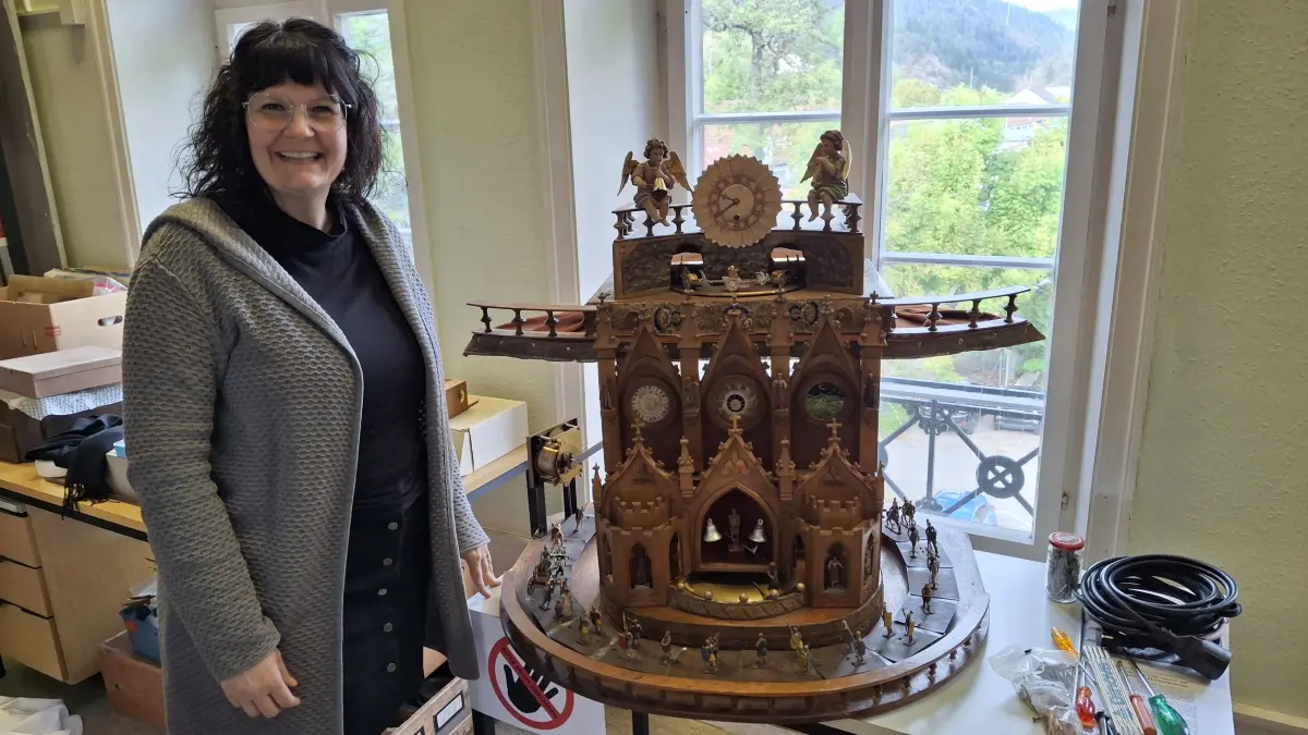 Ein besonderes Stück Schramberger Geschichte: Anette Hehr vom Stadtmuseum mit der Knieß-Uhr, die derzeit von den ehrenamtlichen Helfern Albrecht Armbruster und Erich Hetzel restauriert wird und künftig im Museum zu sehen sein soll.