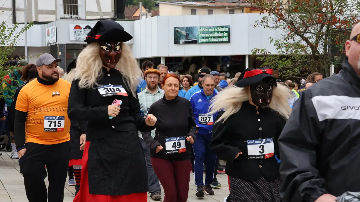 Die einen rannten im Häs samt Maske, die anderen trugen ihre 18 Kilogramm schwere Uniform.