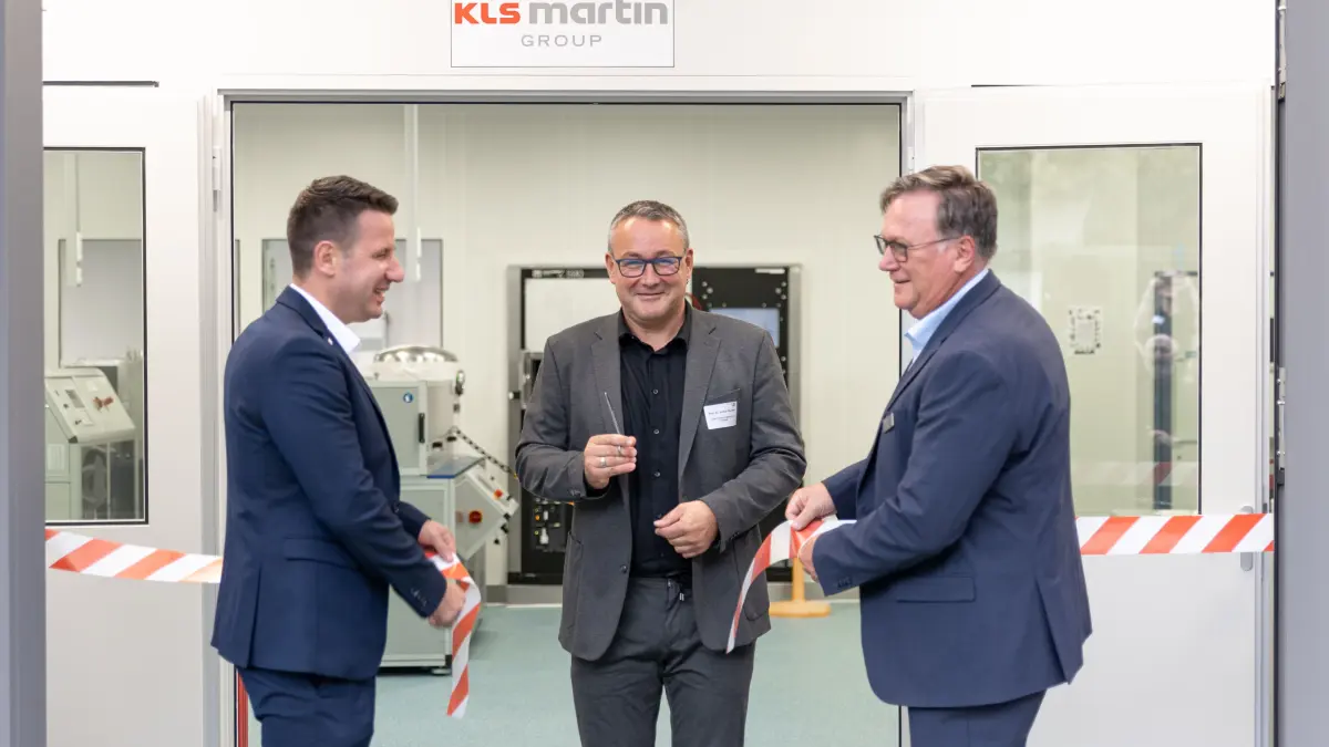 (von links): Adem Aksu (KLS Martin), Prof. Dr. Volker Bucher (Leiter des Instituts für Mikrosystemtechnik) und Frank Reinauer (KLS Martin)