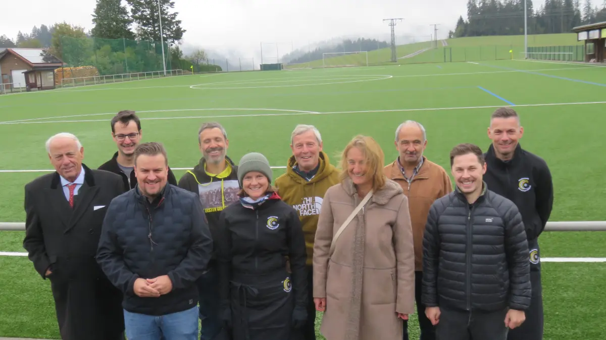 Die Organisatoren und Unterstützer des renovierten Kunstrasenplatzes (Hintergrund) in Neukirch von links der Präsident des Badischen Sportbundes Gundolf Fleischer, Ortsvorsteher Bernd Dorer, Bürgermeister Florian Merz, von der Projektgruppe Dirk Hofmeier, Anja, Gerold und Eva Schwär sowie Albert Grießhaber, Sportfreunde-Vorsitzender Niklas Gruber und Fördervereins-Vorsitzender Markus Kern.