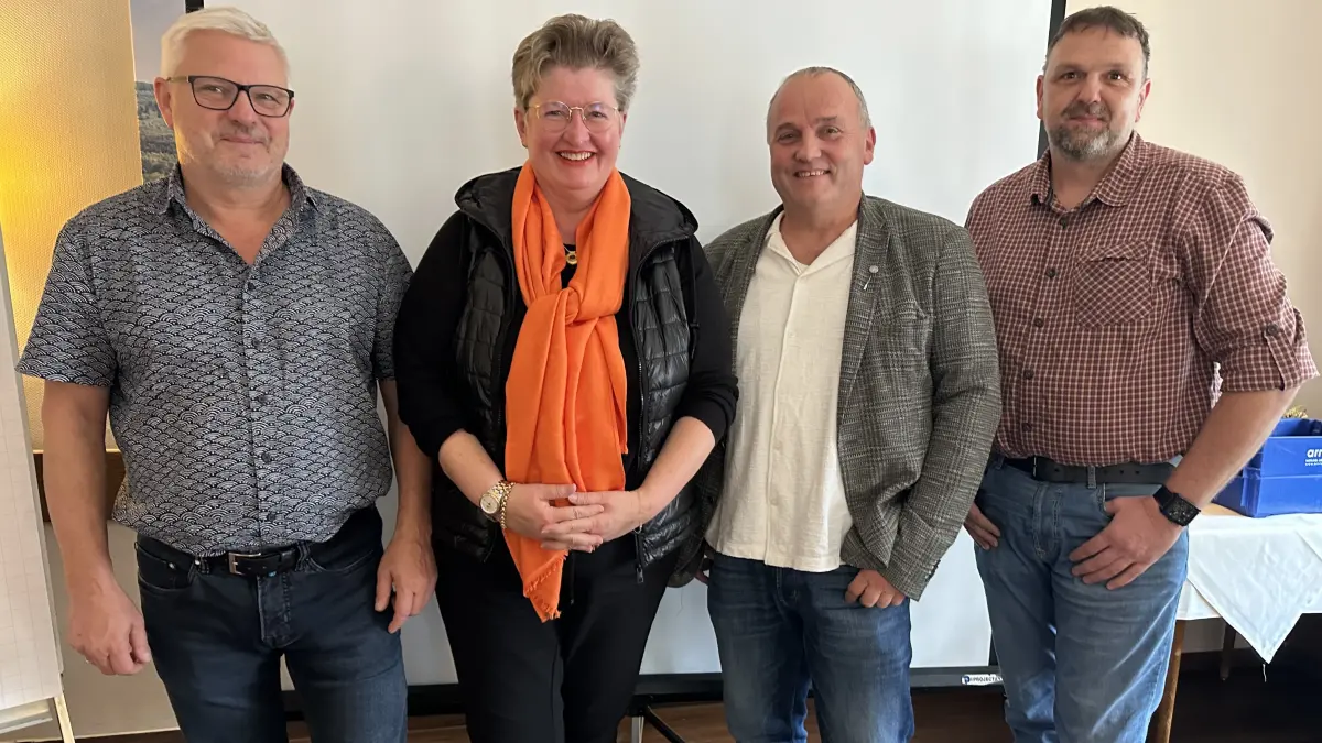 Kreishandwerksmeister Martin Ranz (von links), Cornelia Rupp-Hafner (Geschäftsführerin des Fachverbands Ausbau und Fassade Baden), der neue Obermeister Dirk Frey und stellvertretender Obermeister Roman Garni.