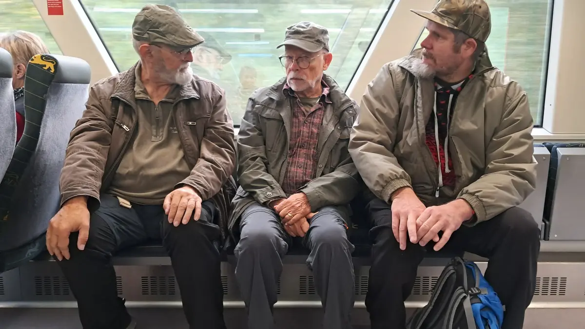 Männer im „Tarnanzug“ auf dem Weg zur Bundeswehr