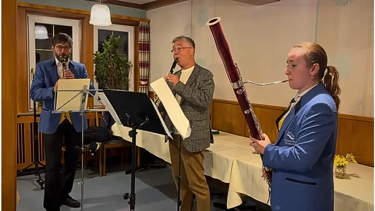 Mozart-Trio Josef Stritt, Jasmin Schmid und Dominik Bernhart umrahmten die Hauptversammlung mit Mozarts Divertimento Nr. 3 für zwei Klarinetten und Fagott.