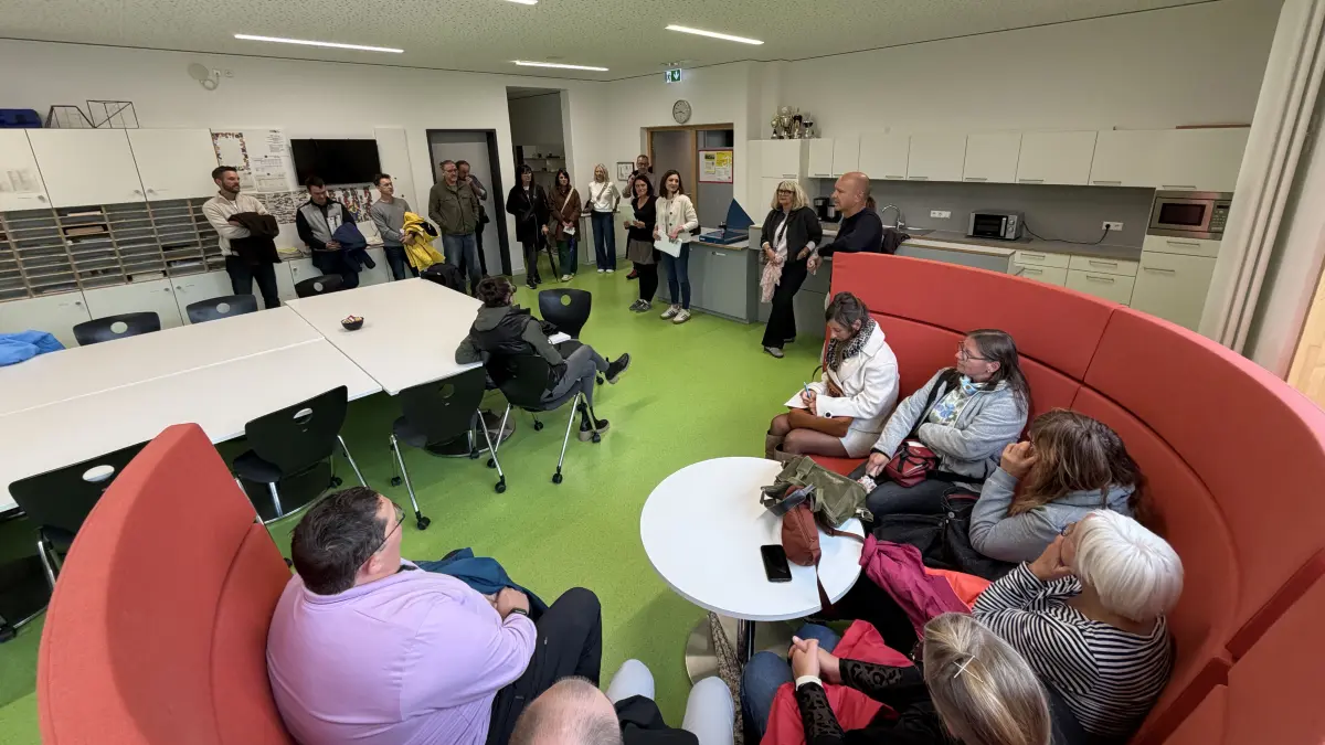 Eine Station des Ortsrundgangs hat den Gemeinderat ins Lehrerzimmer der Grund- und Gemeinschaftsschule Rangendingen geführt.