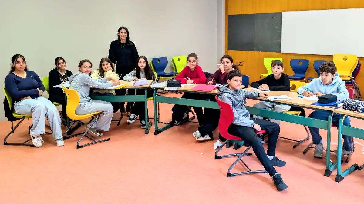 Am Schulverbund am Deutenberg in Schwenningen wird wieder Alevitischer Religionsunterricht angeboten. Einmal in der Woche kommen hier Schüler aus der Region zusammen. Ihre Lehrerin Helin Tufat (stehend) sieht darin einen wichtigen Beitrag zur religiösen Bildung.