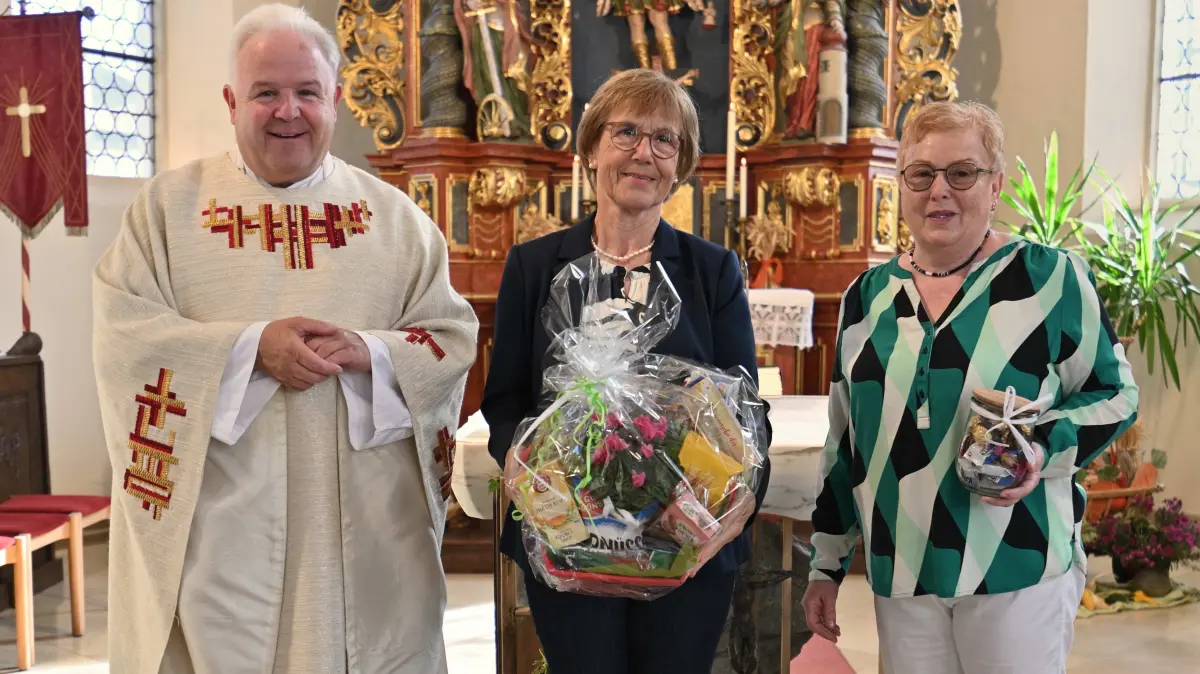 Nach 30 Jahren als Reinigungskraft der St.-Nikolaus-Kirche wurde Regina Wehle (Mitte) verabschiedet. Pfarrer Bernhard Tschullik (links) und die zweite Vorsitzende des Kirchengemeinderats Rosi Wolfersperger dankten ihr für ihr langjähriges Engagement.