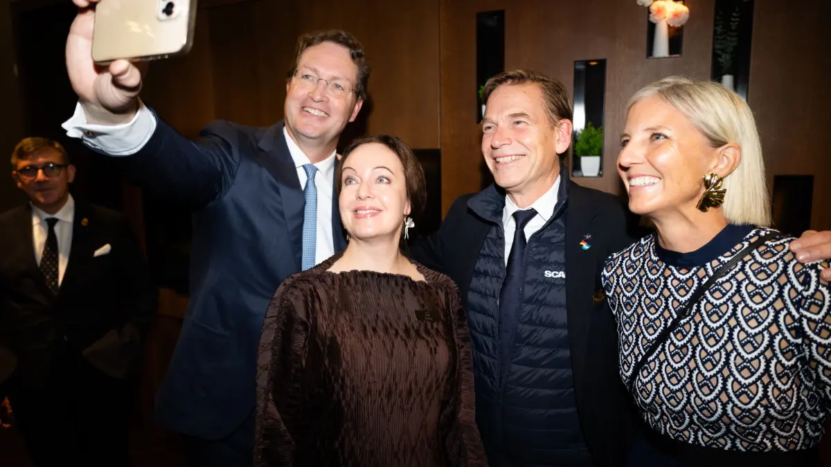 Mercedes-Chef Ola Källenius (links) traf im Rahmen des Besuchs der Delegation bei einer Veranstaltung auch auf Anna Borg, Chefin des schwedischen Energiekonzerns Vattenfall, Christian Levin, CEO des Nutzfahrzeugherstellers Traton sowie dessen Marke Scania, und Karin Radström, Vorstandsvorsitzende des Lkw- und Busherstellers Daimler Truck.