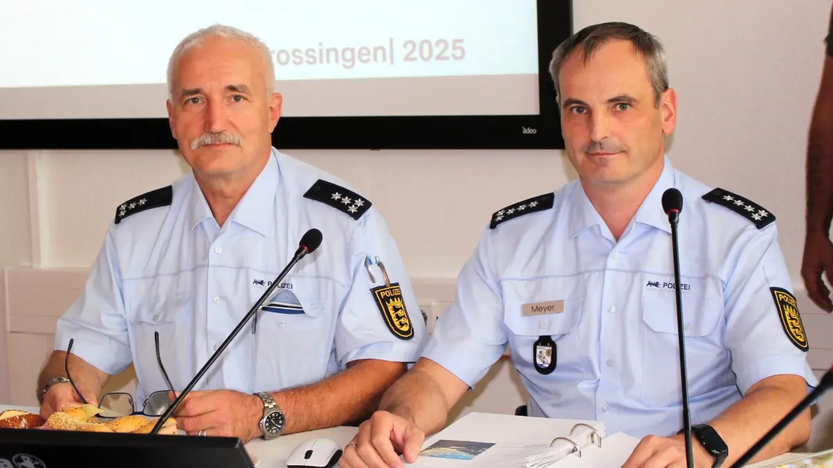 Der Leiter des Polizeipostens Trossingen, Polizeihauptkommissar Klaus Pachollek (links), geht zum 31. Oktober in den Ruhestand, sein Chef, der Leiter des Polizeireviers Spaichingen, Polizeihauptkommissar André Meyer (rechts) kündigte an, dass die Stelle zum 1. November wieder besetzt wird.