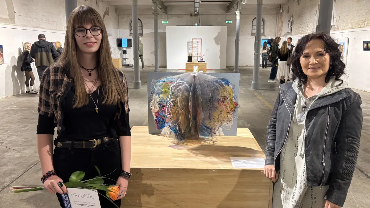 Eine der Gewinnerinnen Annabella Metzig (15) (links) vor Ihrem Werk „Transparente Nähe“ mit Dozentin Olga Sarabarina (rechts)