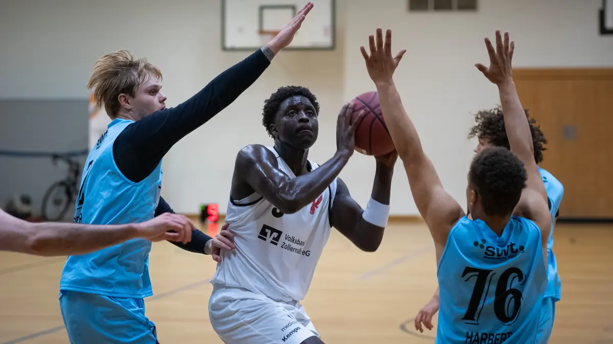 Die TSG Balingen Falcons beim Auswärtsspiel in der Basketball-Landesliga beim TSV Lustnau.
