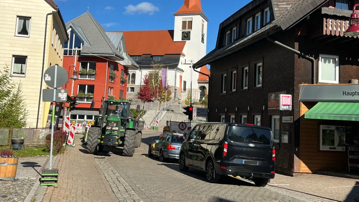 In der Hauptstraße von Schonach regelt eine Ampel derzeit den einspurigen Verkehr. Bürgermeister Jörg Frey spricht über das Nadelöhr.