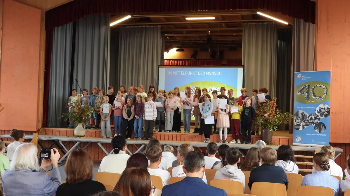 Die Schüler umrahmen das Festprogramm mit unterschiedlichen Beiträgen.