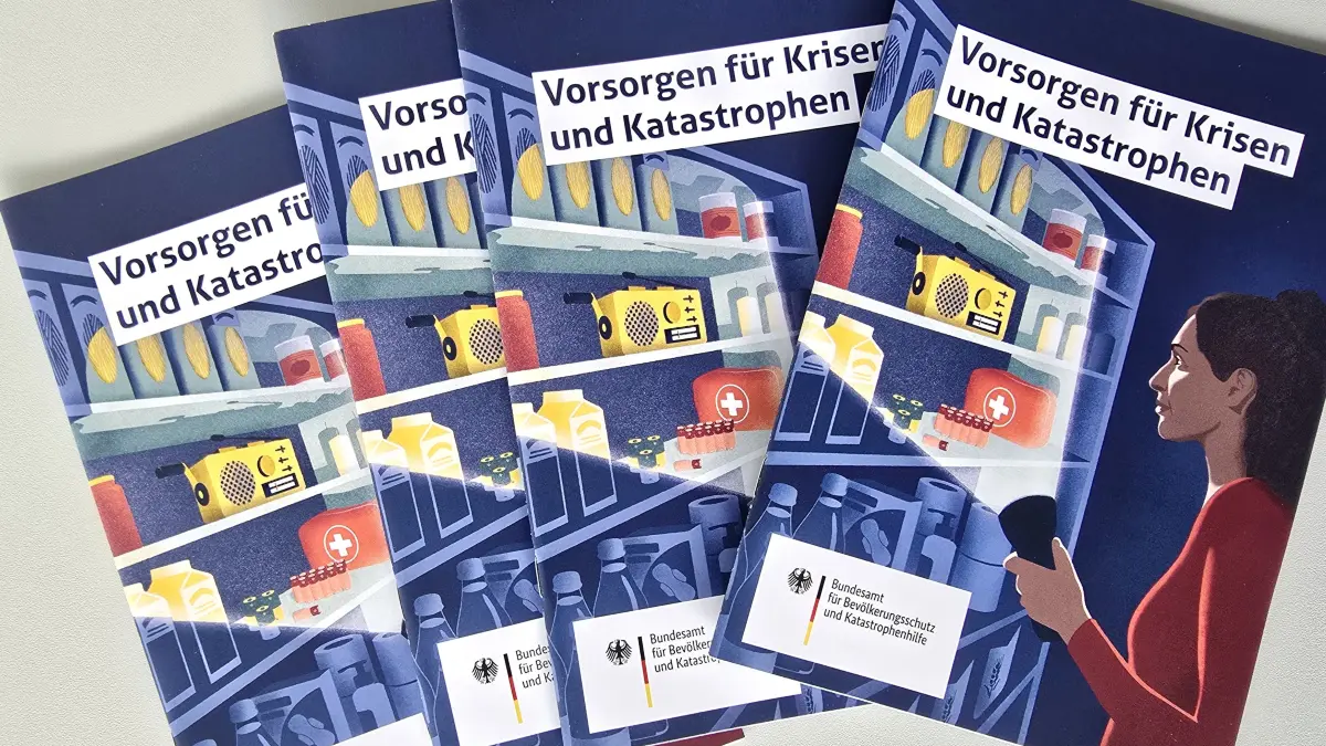 Der „Ratgeber für Notfallvorsorge und richtiges Handeln in Notsituationen“ liegt im Rathaus zum Mitnehmen aus.