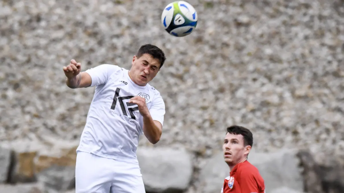 Kopfball: Marian-Valentin Cantar gegen Fabian Kuttler
