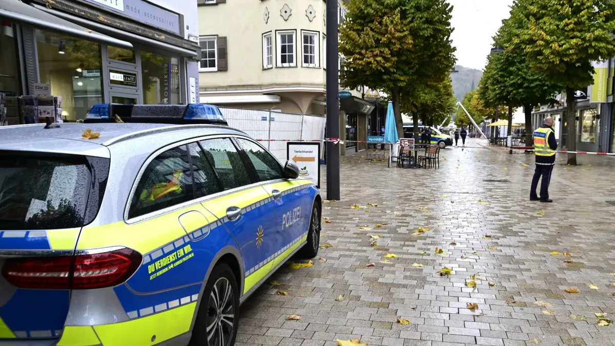 Schusswechsel in Tuttlingen: ARCHIV - 08.10.2026, Baden-Württemberg, Tuttlingen: Einsatzkräfte der Polizei stehen vor einem abgesperrten Bereich zu einem Schusswechsel nahe dem Rathaus. (zu dpa: «Schüsse in Tuttlingen: 27-Jähriger trug keine scharfe Waffe») Foto: Roland Sprich/dpa +++ dpa-Bildfunk +++