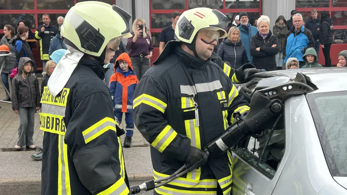 Mit hydraulischen Scheren und Spreizer arbeiteten sich die Männer der Abteilung Loßburg an die zu rettende Personen heran