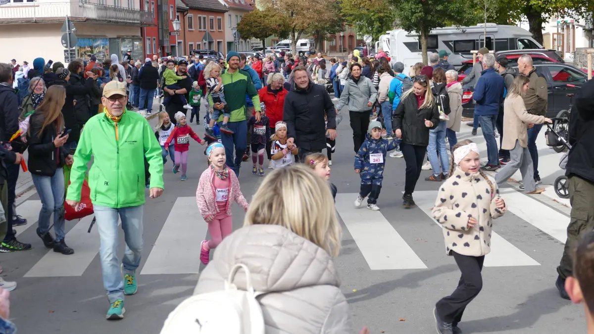 Gezeichnet von den Strapazen vorangegangener Tage nimmt der Vorsitzende des Organisationskomitees, Frank Kliche, gegen Ende den 58. Schwarzwald-Marathons als Begleiter am Bambini-Lauf teil.