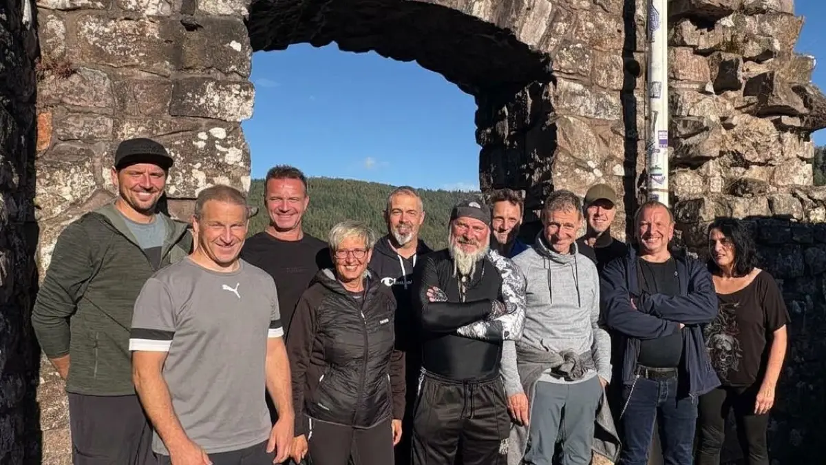 Die AH-Wandergruppe auf der Ruine Falkenstein.