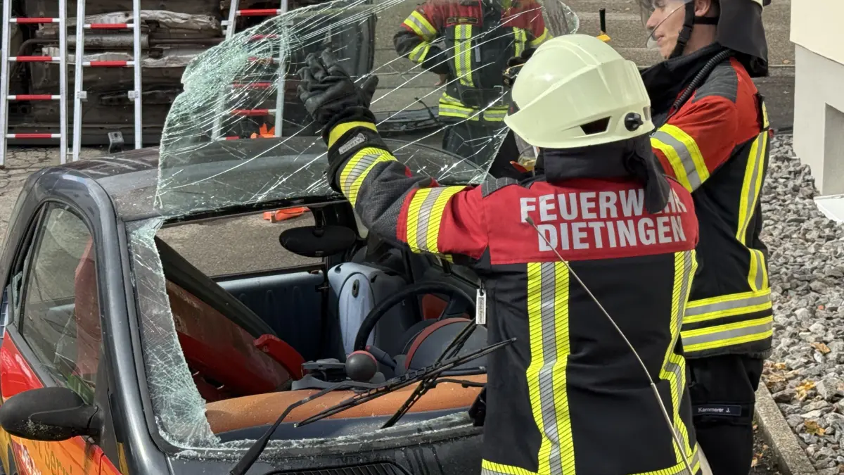 Auf dem Parkplatz bei der Narrenzunft in Böhringen stand die Personenrettung nach Verkehrsunfällen im Mittelpunkt