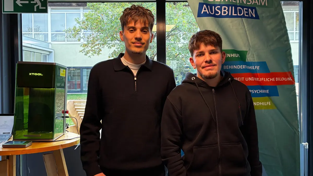 Luca Dominiković und Luca Scheu von der KHS informierten sich über ihre Möglichkeiten nach dem Abitur.