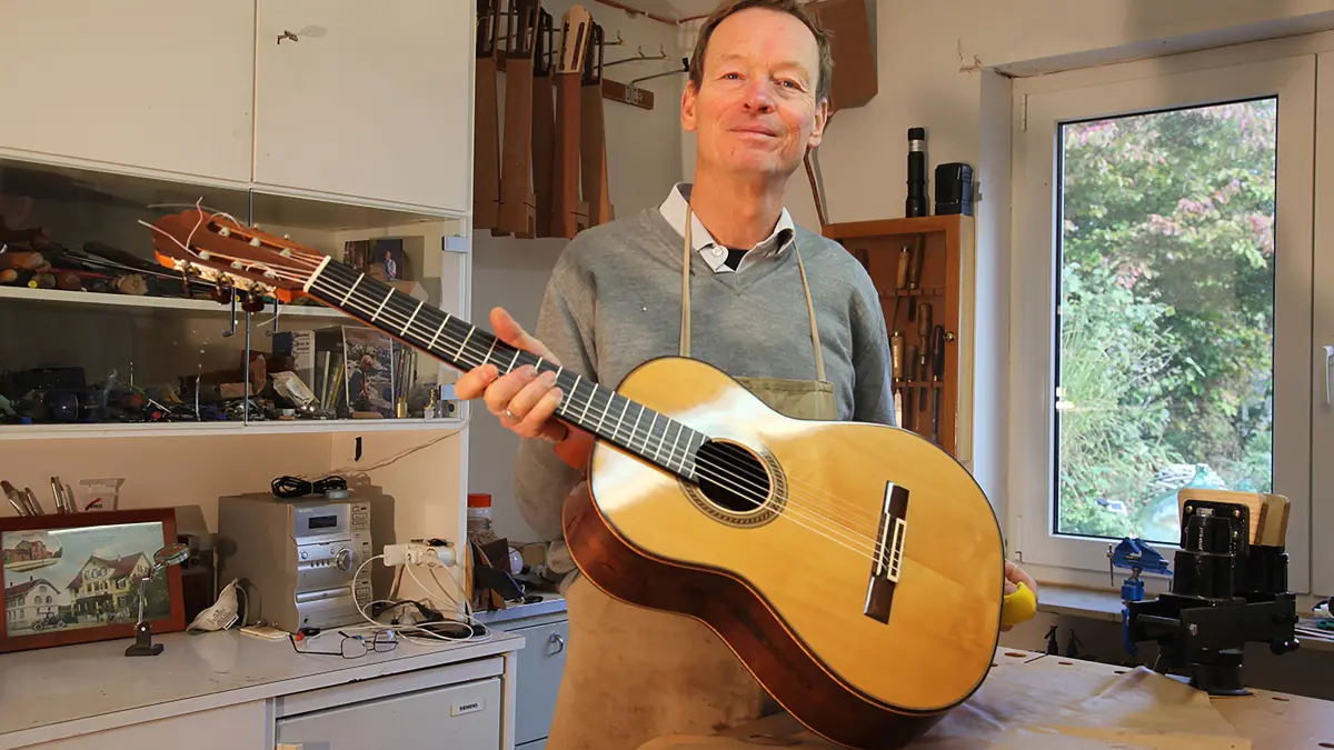 Henner Hagenlocher beim Polieren einer seiner neusten Gitarren.