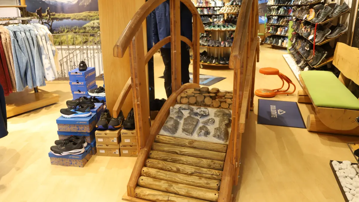 Schuhe müssen passen – das gilt insbesondere für Wander- und Bergschuhe. Damit simuliert werden kann, wie sie bergab im Gelände halten, hat das Schuh- und Sporthaus Rapp diesen „Wanderpfad“ aufgebaut.