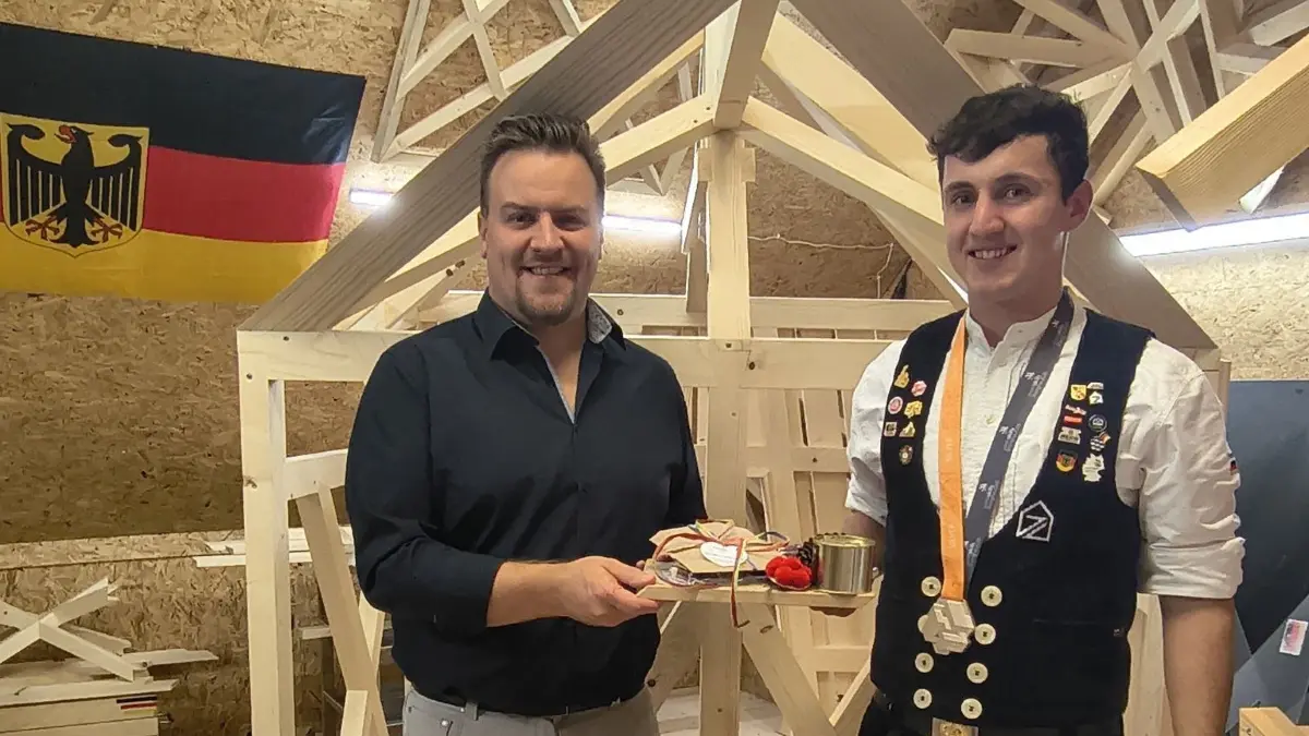 Florian Dorer hat sich einen Traum erfüllt: Er hat bei den WorldSkills Shanghai die Silbermedaille im Zimmererhandwerk erreicht. Bürgermeister Florian Merz (links) gratuliert dem jungen Handwerker.