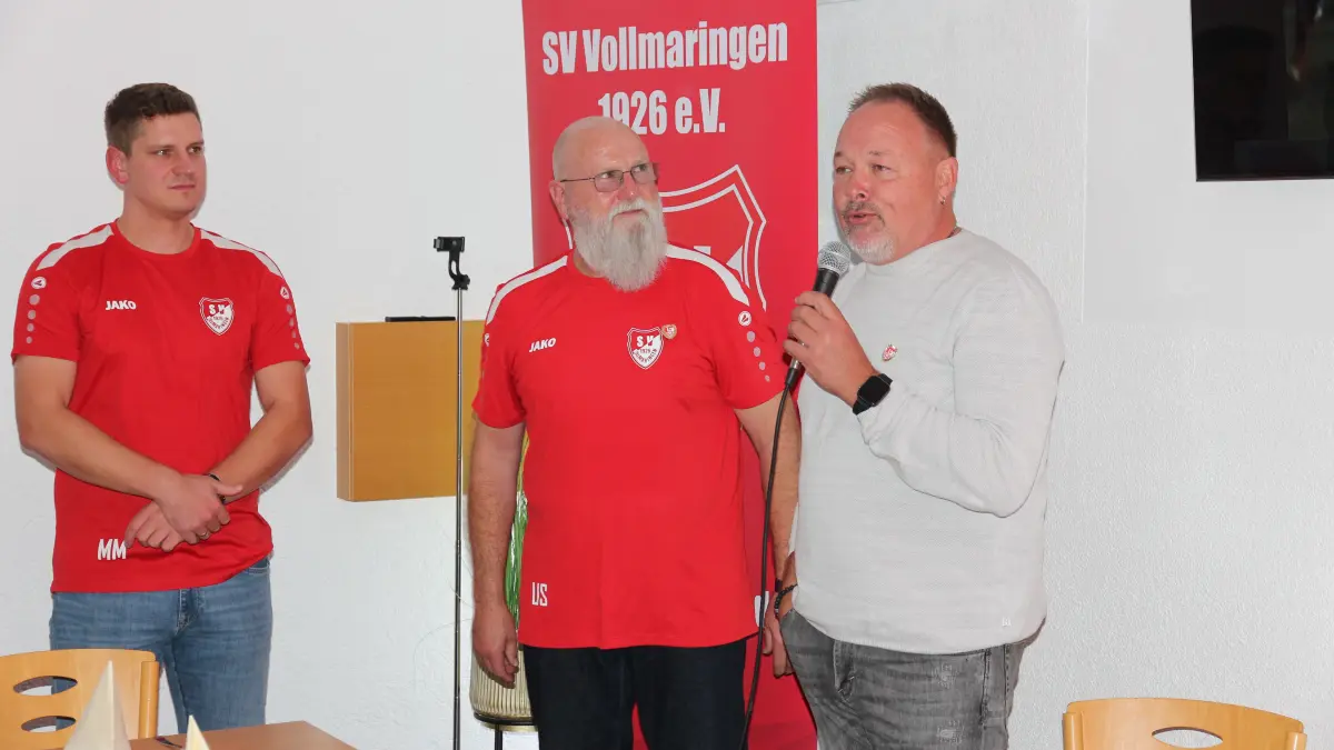 Marco Miller (von links), Ulrich Schick nahmen für den SVV die Glückwünsche des Ortschaftsrats durch Andreas Graf entgegen.
