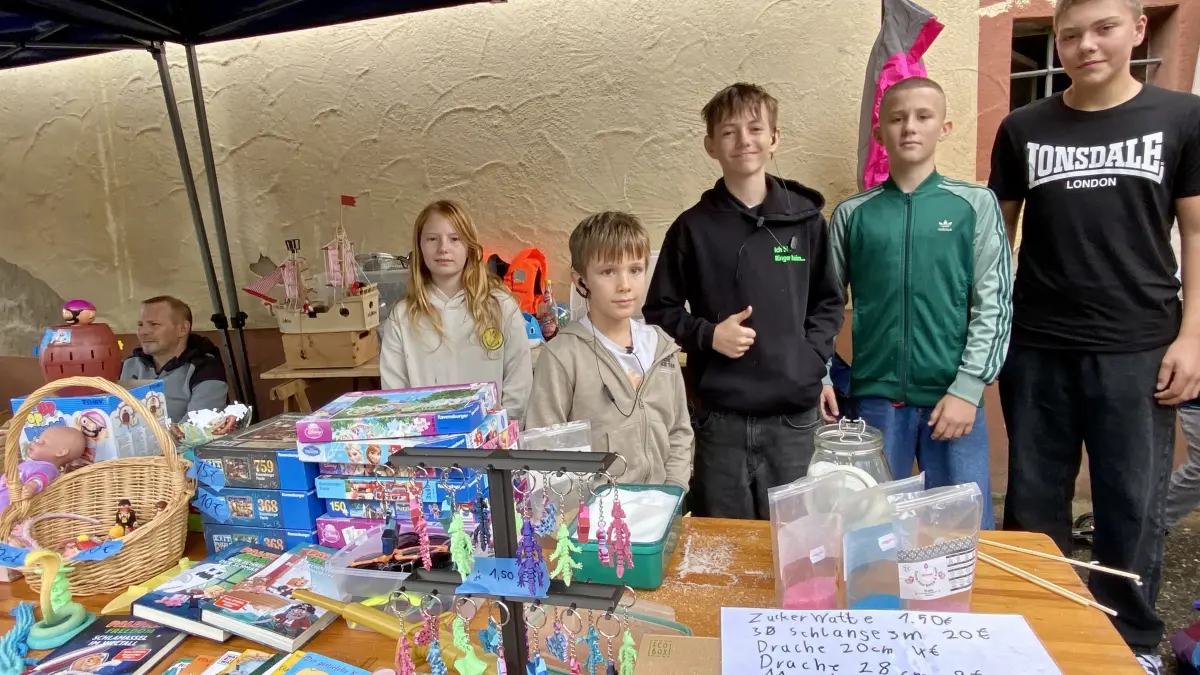 Mit einer Rabattaktion und frisch produzierter Zuckerwatte warb ein Team einfallsreicher Nachwuchsflohmarktverkäufer unterstützt von Eltern - von links Lara, Adrian, Jonas, Nico und Ben - erfolgreich für ihren Stand auf dem IME Flohmarkt.