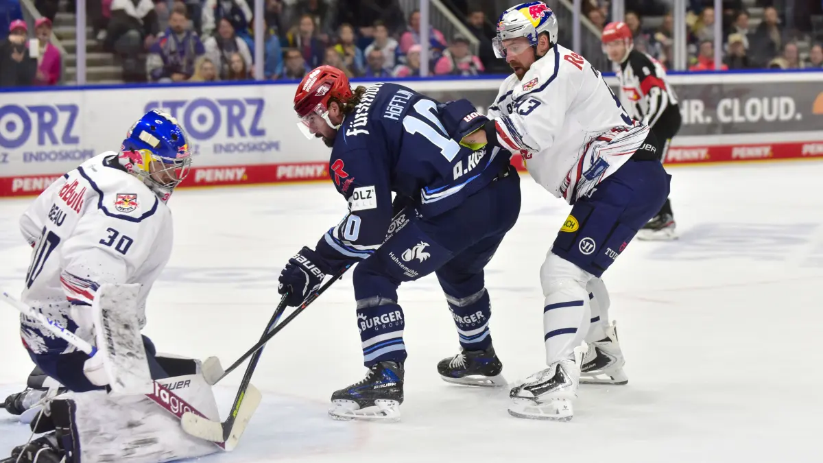 SERC Schwenninger Wild Wings (blau) - München (weiss), v.l. 30 MUE Antoine Bibeau, Mirko Hoefflin (10) Sturm SERC Wild Wings + 93 MUE Maximilian Kastner