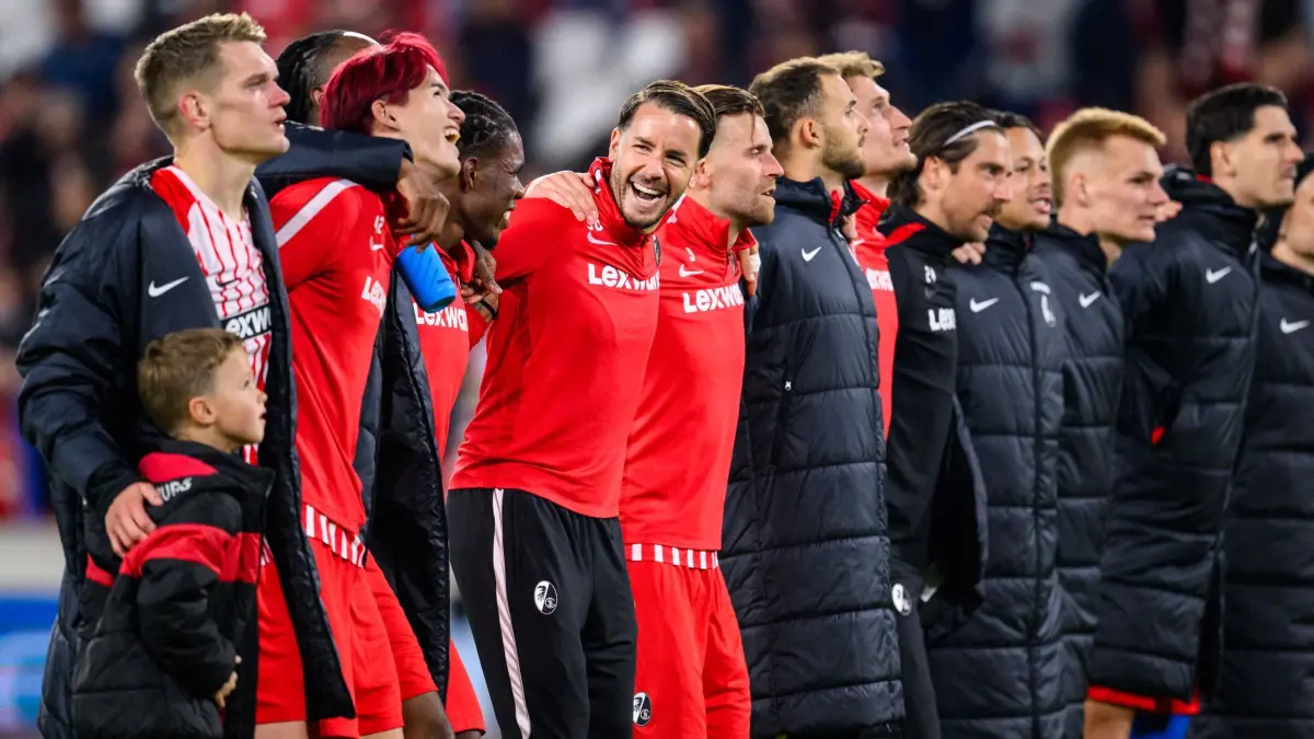 SC Freiburg - FC Schalke 04: Fußball, Männer: Bundesliga, SC Freiburg - FC Schalke 04, 5. Spieltag, Europa-Park Stadion, Christian Günter (SC Freiburg) jubelt nach dem Spiel mit der Mannschaft über den Sieg. (zu dpa: ««Roter Zauber» in Freiburg: Mit Teamwork an Tabellenspitze»)