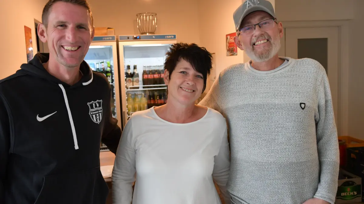 Nico Bächle (links), sportlicher Leiter der SG Grenzach-Wyhlen, stellte Dunja und Marcello Orlando als neue Betreiber der Sporttgaststätte im Grienboden vor.