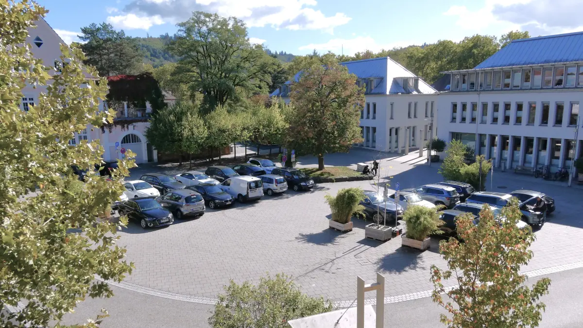 Die 25 Parkplätze auf dem Rathausplatz stehen nur noch wenige Tage zur Verfügung, dann müssen sie für die Vorarbeiten für die Chrysathema weichen.